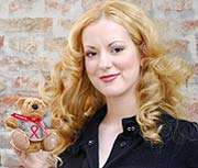Viele Prominente, wie z.B. Schauspielerin Isabella Jantz, helfen beim Verkauf der Aids-Teddys u.a. am 1.12.2007 (Foto. PicOneAgency)